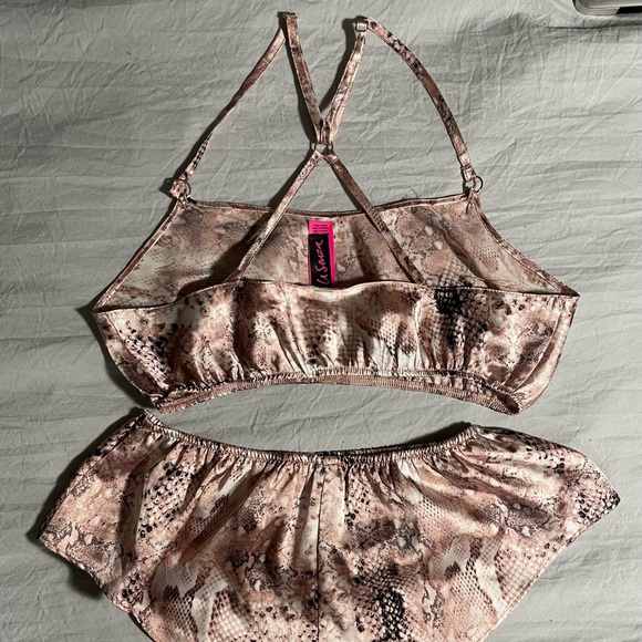 Used once snake print lounge wear - Picture 2 of 4